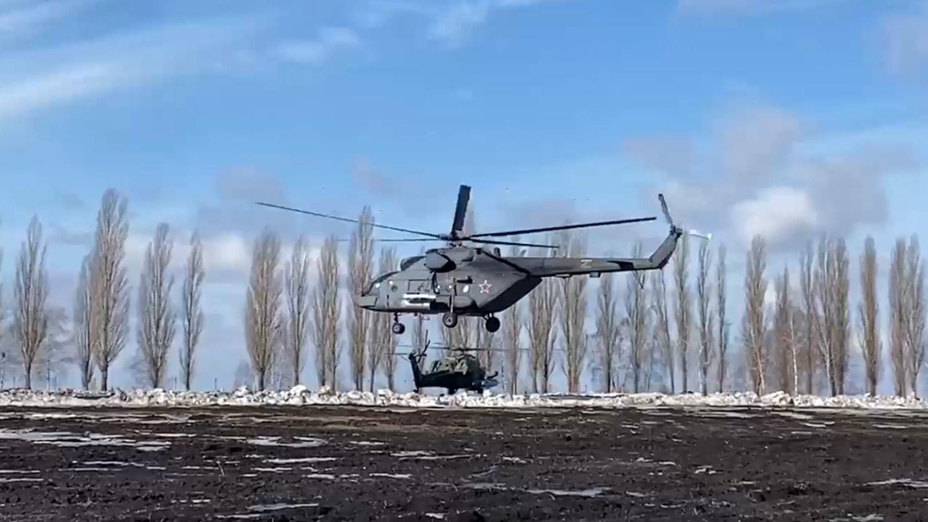Минобороны показало работу вертолетов Ми-28 в зоне военной операции