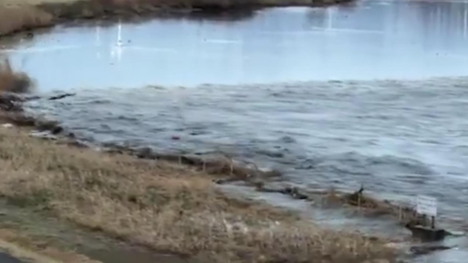 Улицы ушли под воду, машины смыло. Видео землетрясения и цунами в Японии —  РБК