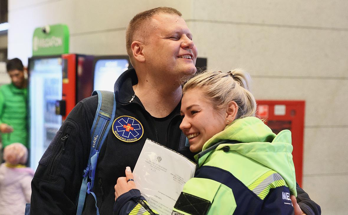 Медик Павел Попов во время возвращения в международном аэропорту Внуково