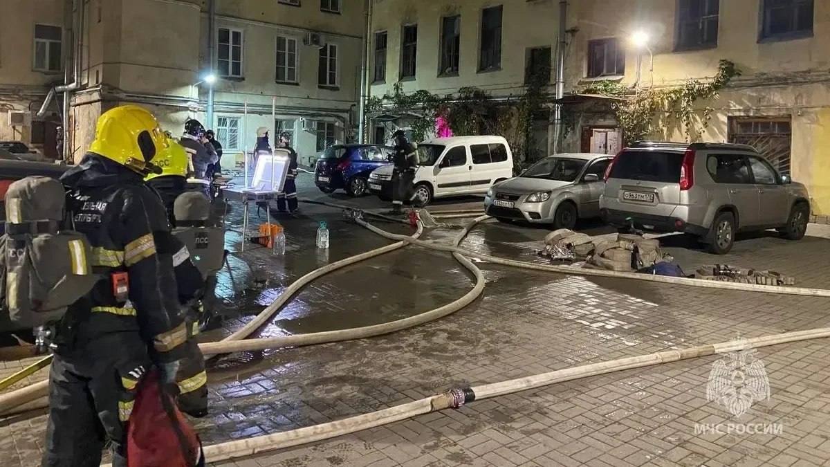 Тушение пожара на 5-й Советской улице в Петербурге