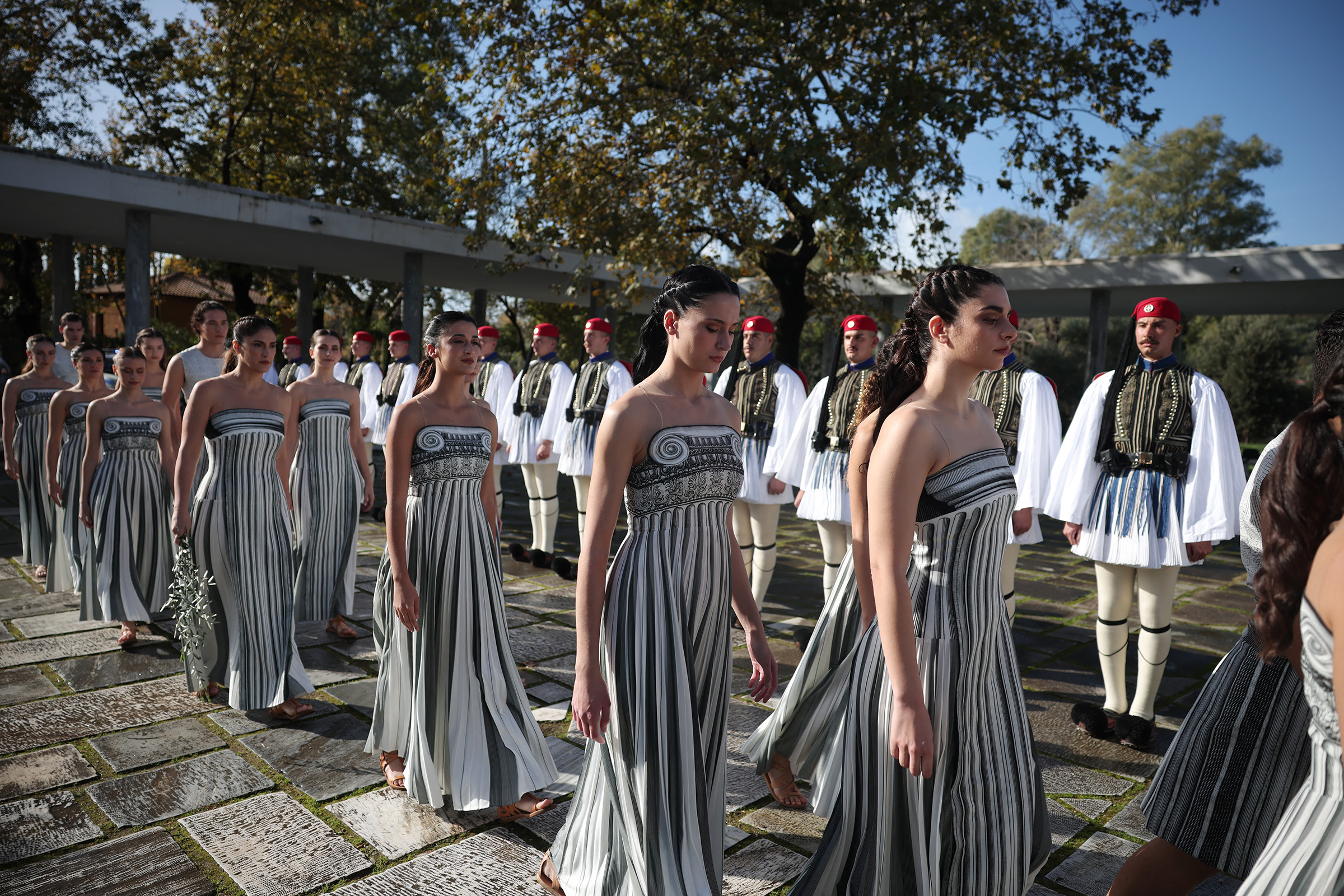На фото: президентская гвардия и артисты в роли жриц перед началом церемонии