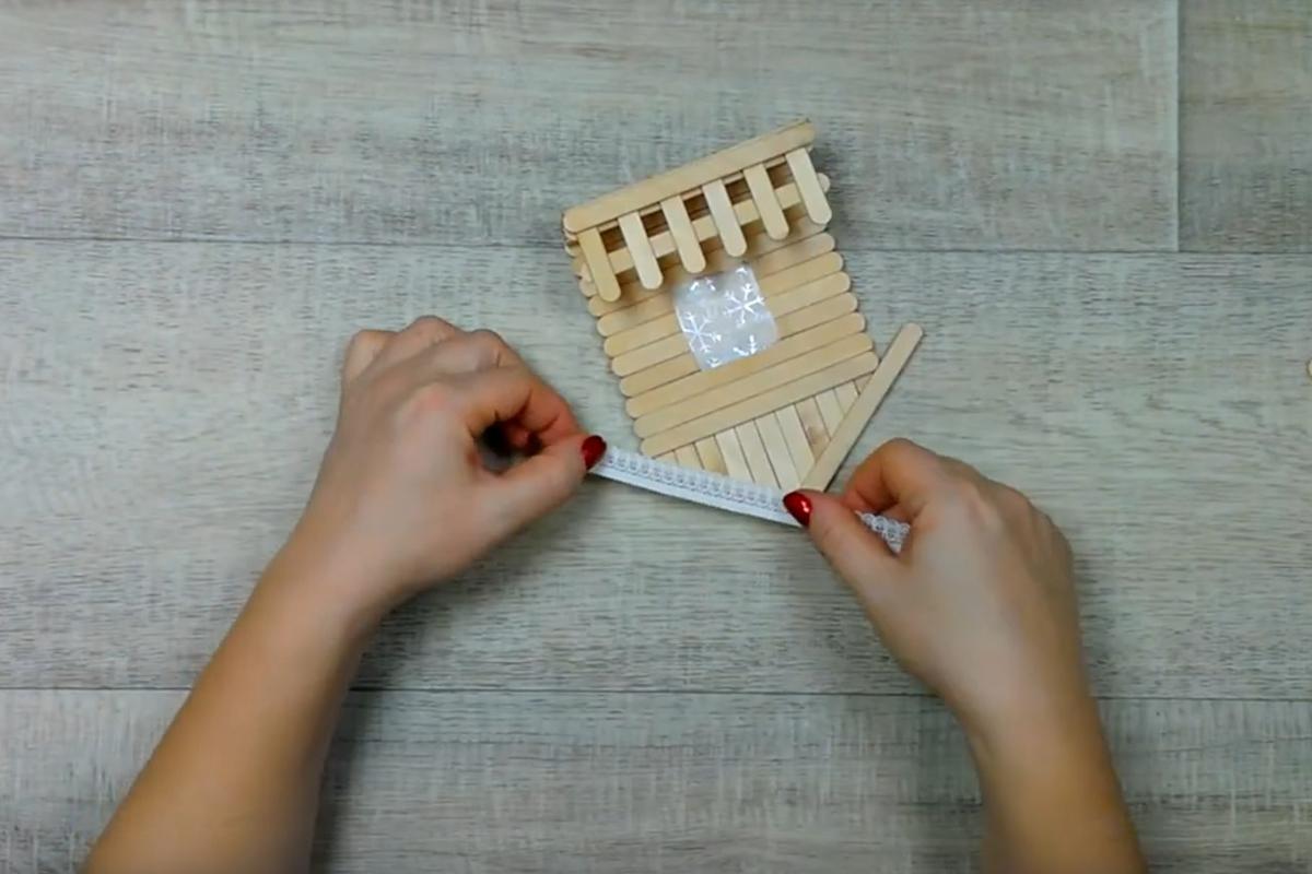 Как сделать новогодний домик из палочек от мороженого