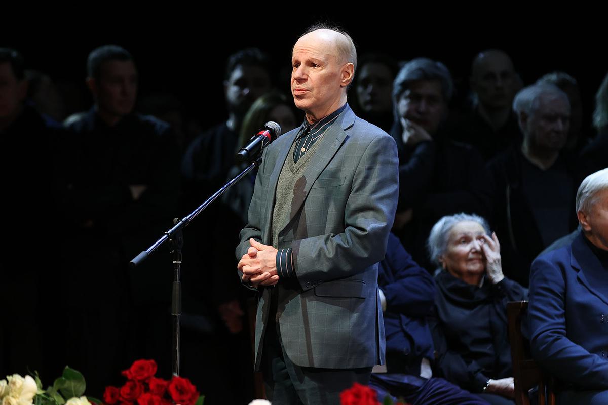 Авангард Леонтьев на церемонии прощания с ректором Школы-студии МХАТ Игорем Золотовицким в МХТ имени А. П. Чехова в Москве