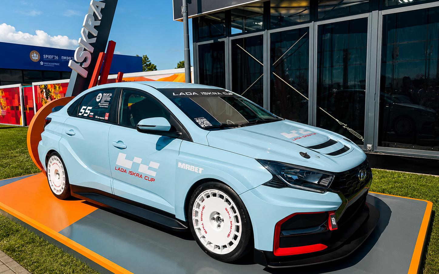Lada Iskra превратили в гоночный болид. С крутым обвесом и цветом тиффани