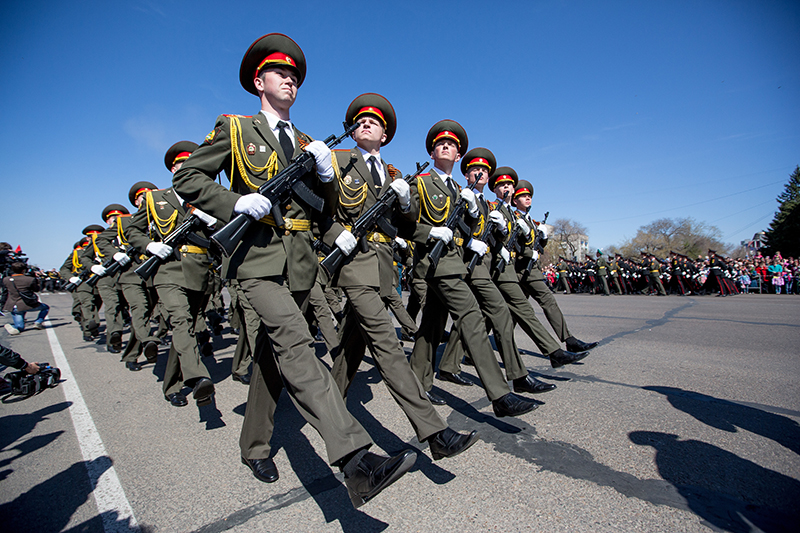 Военнослужащие во время военного парада, посвященного 70-й годовщине Победы в Великой Отечественной войне, в Благовещенске.