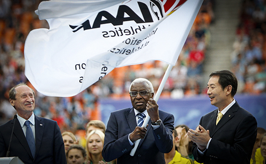 Бывший руководитель Международной федерации легкой атлетики (IAAF) Ламин Диак (в центре)
