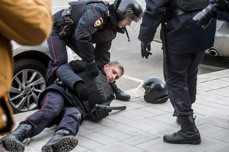 Полицейский, пострадавший на акции протеста в&nbsp;Москве


