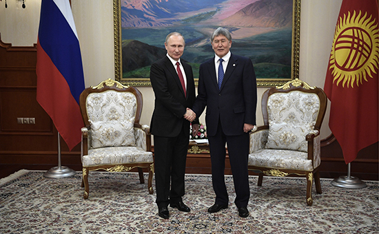 Президент России Владимир Путин и президент Киргизии Алмазбек Атамбаев


