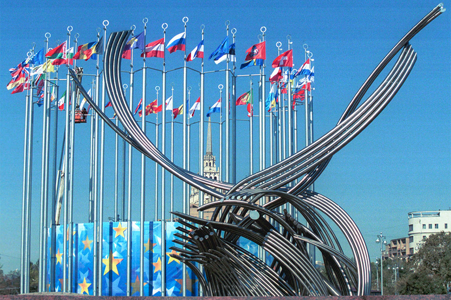 Скульптурная композиция &laquo;Похищение Европы&raquo; на площади Европы у Киевского вокзала в Москве