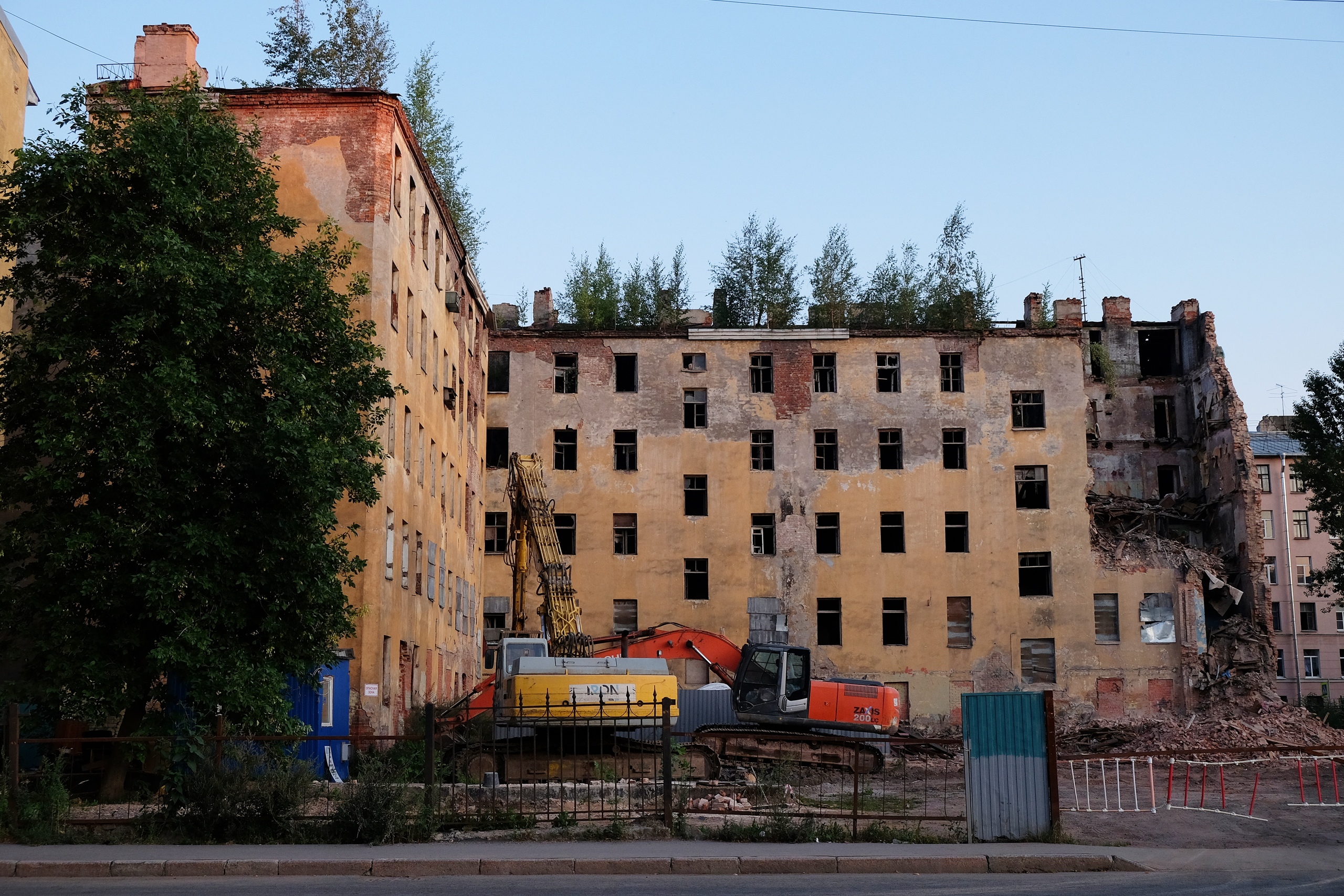 В Петербурге частично демонтировано историческое здание в центре города —  РБК