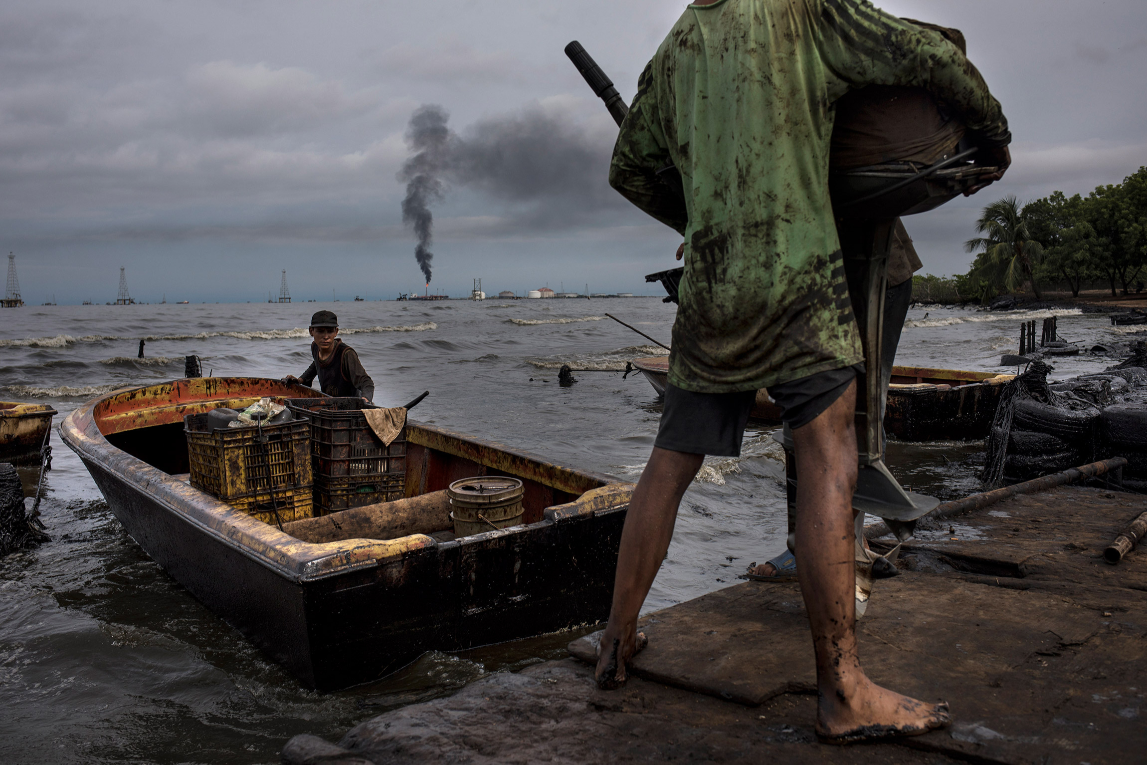 Жизнь после нефти: как живут рыбаки на загрязненном озере в Венесуэле