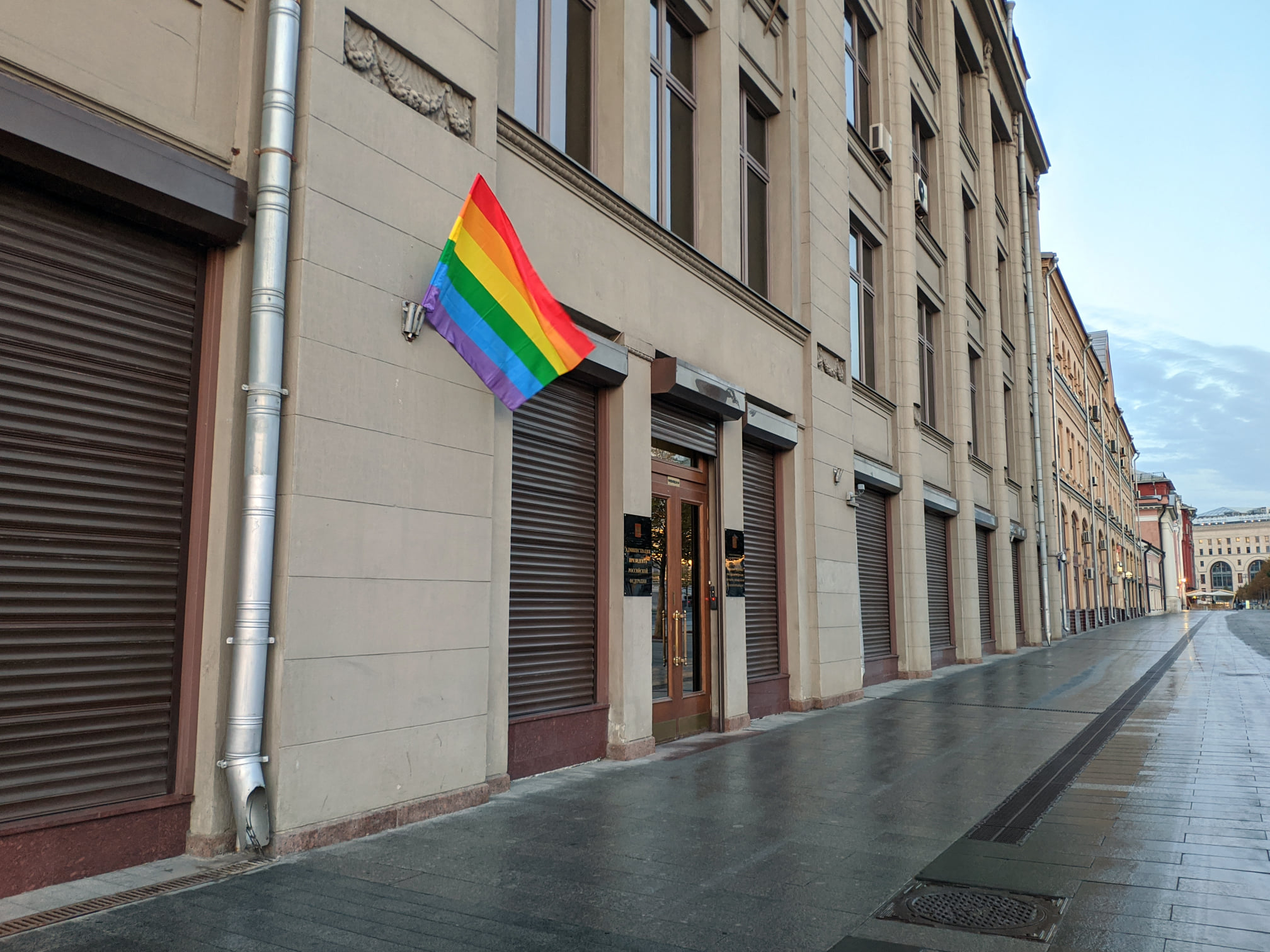 Адвокат сообщил об аресте участника Pussy Riot за акцию с флагами ЛГБТ