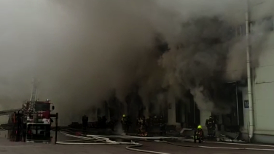 Пожар охватил склад в Санкт-Петербурге. Видео