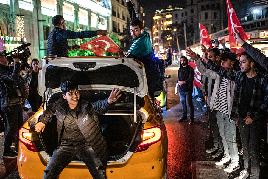 На площади Таксим в Стамбуле звучали автомобильные гудки, люди размахивали флагами Турции