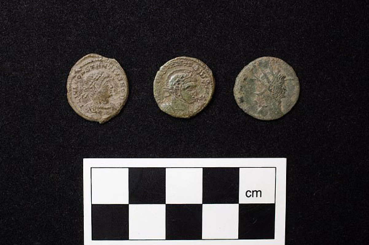 <p>Римские монеты, найденные на месте руин римской виллы в Великобритании</p>
