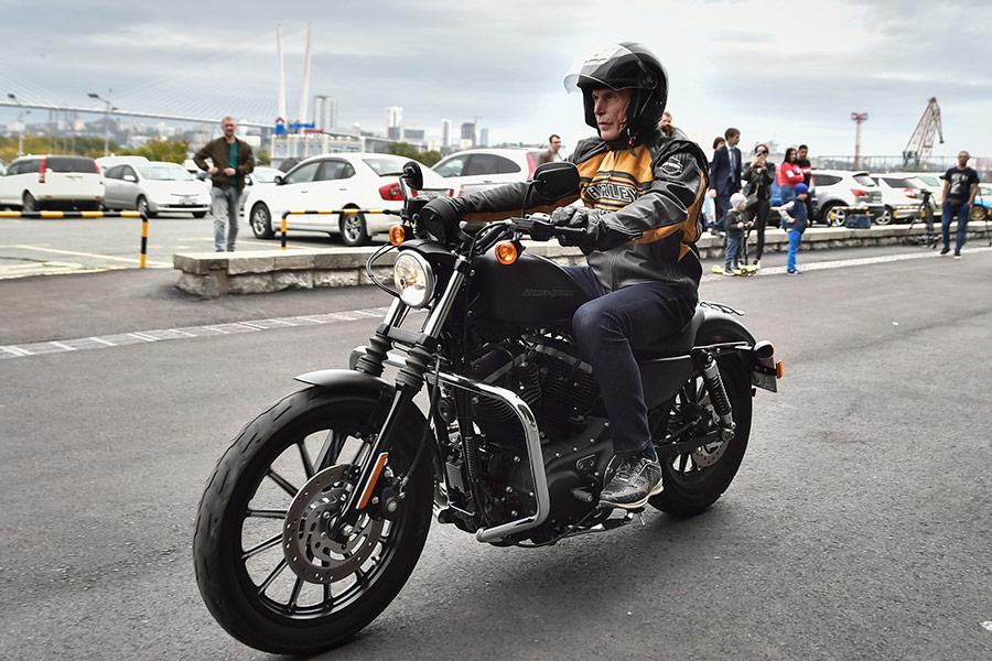 Олег Кожемяко на своем мотоцикле Harley-Davidson на закрытии мотосезона, 2018 год