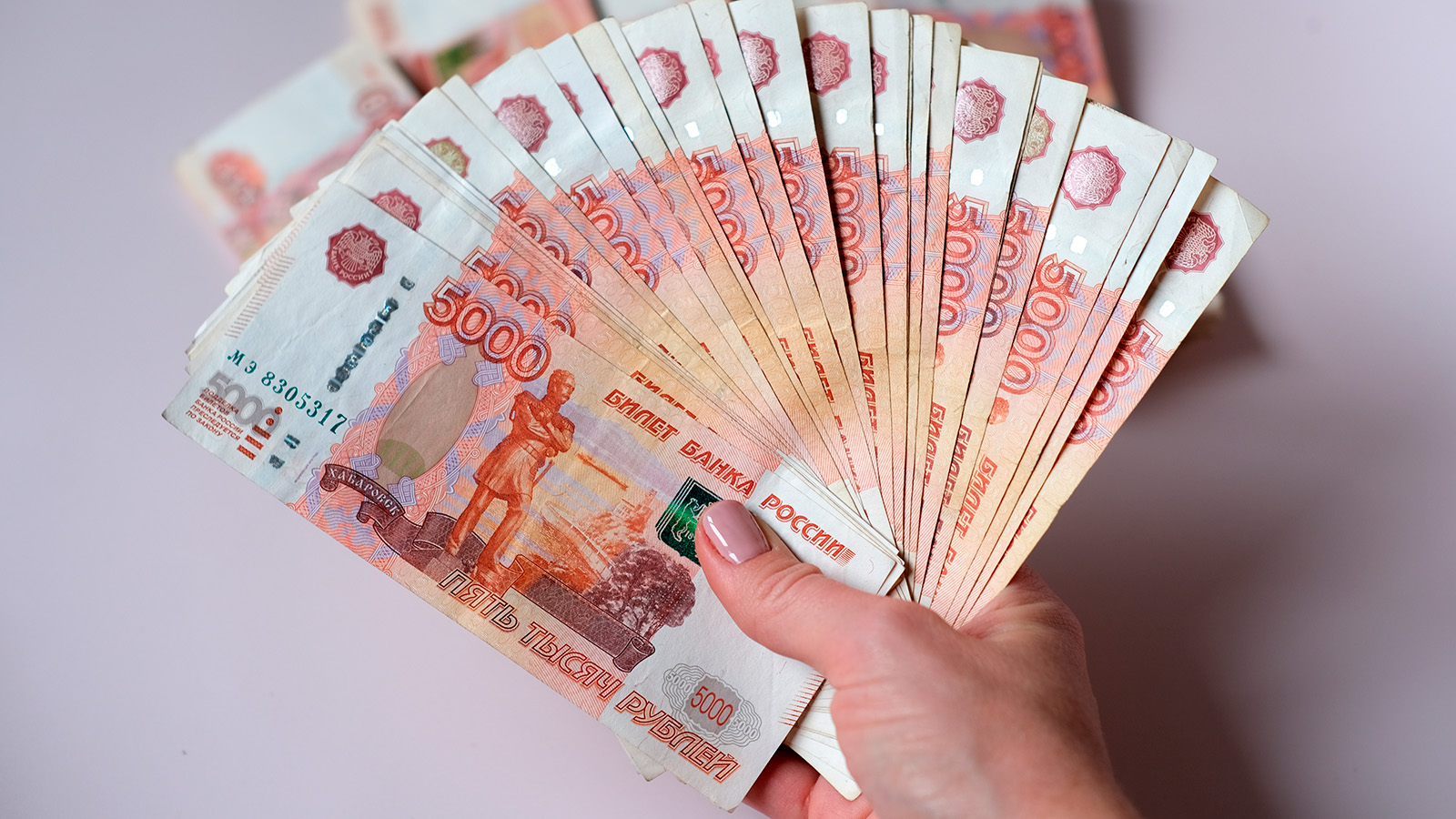 Россияне поделились, сколько денег им нужно для счастья