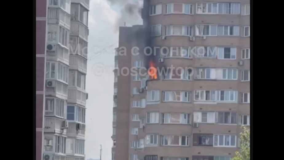 На юге Москвы загорелся балкон в многоэтажном доме