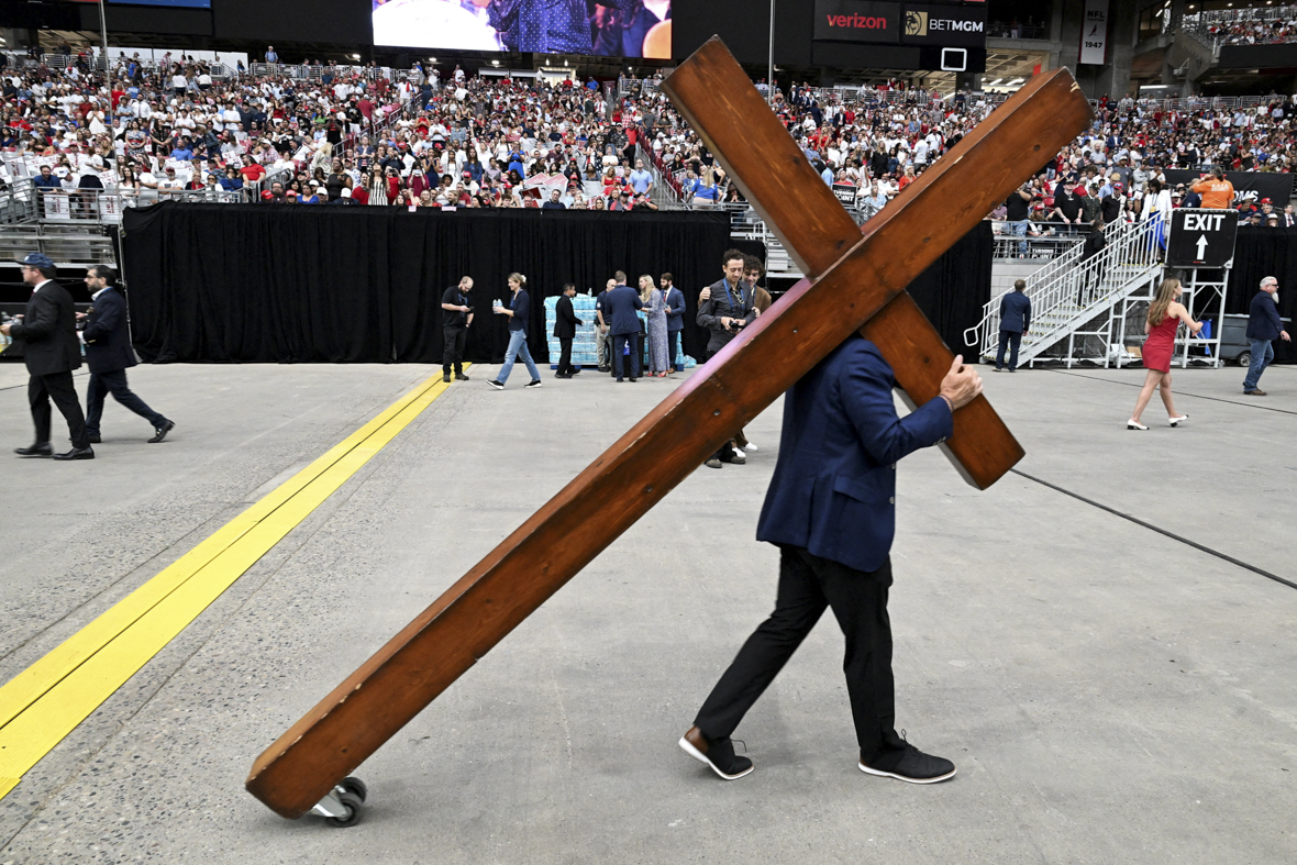 Во время митинга застреленного активиста активно сравнивали&nbsp;с распятым Христом: на стадионе был установлен деревянный крест, а выступающие повторяли, что Кирк был христианином, погибшим за правду.