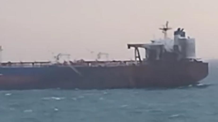 Атакованный дронами танкер Kairos сел на мель у берегов Болгарии. Видео