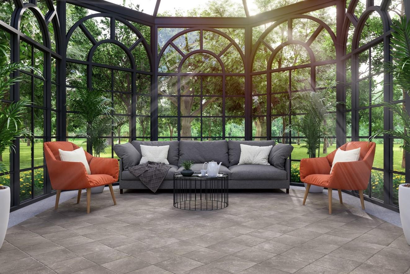 По конструкции выделяют рамное остекление с видимыми переплетами для прочности и безрамное, которое дает панорамный эффект, но у него хуже теплоизоляция