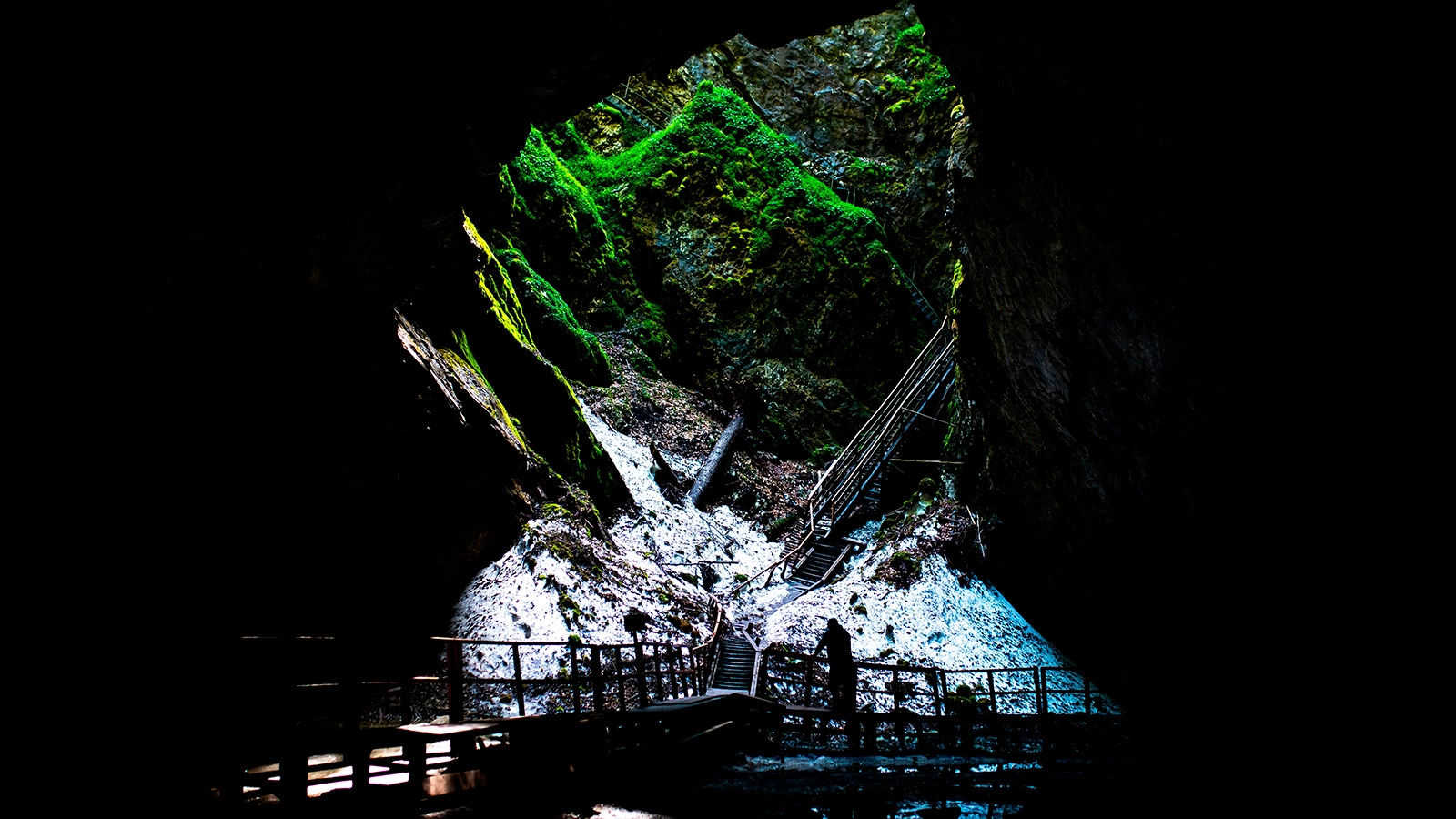 В Румынии нашли древний штамм супербактерий. Чем он опасен