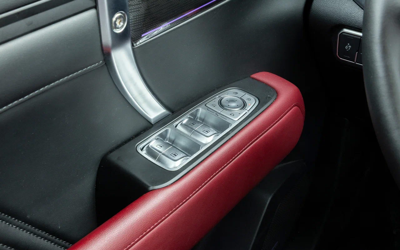 Для управления зеркалами в Tank 400 нашлось место привычному блоку на водительской двери.&nbsp;Элементы декора крепятся красивыми стальными винтами