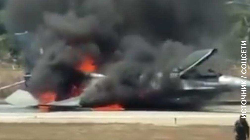 Горящий истребитель F-16 в аэропорту в Греции. Видео