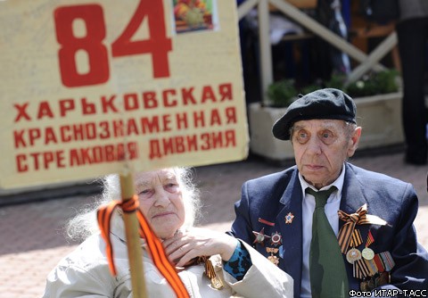 Тысячи людей празднуют День Победы на улицах Москвы