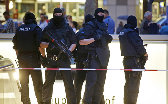 Полиция на месте стрельбы в торговом центре в Мюнхене,&nbsp;23 июля 2016 года




