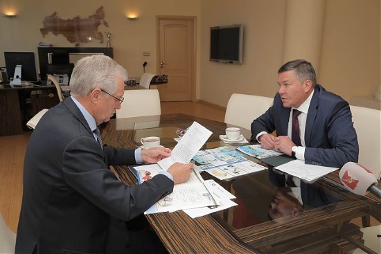 Губернатор области Олег Кувшинников и генеральный директор Росагролизинга Валерий Назаров