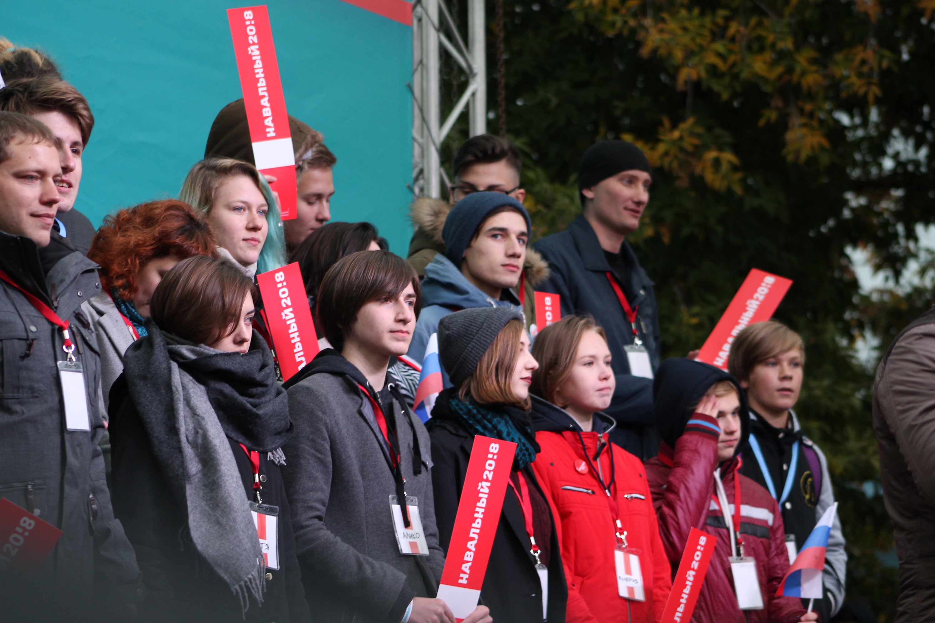 На сцене, за спиной у Навального, стояли волонтеры местного штаба.