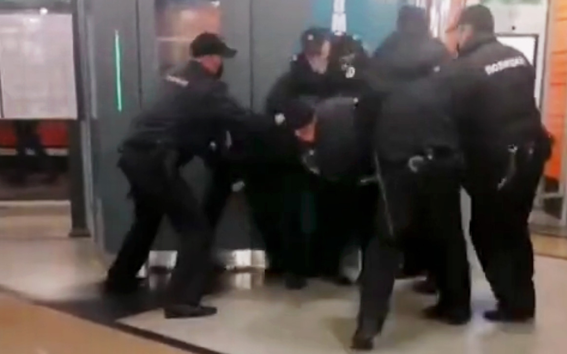 Тех ли людей задержали. Задержание полиции в метро Санкт-Петербурга. Задержание сотрудниками полиции. Полиция в масках в метро.
