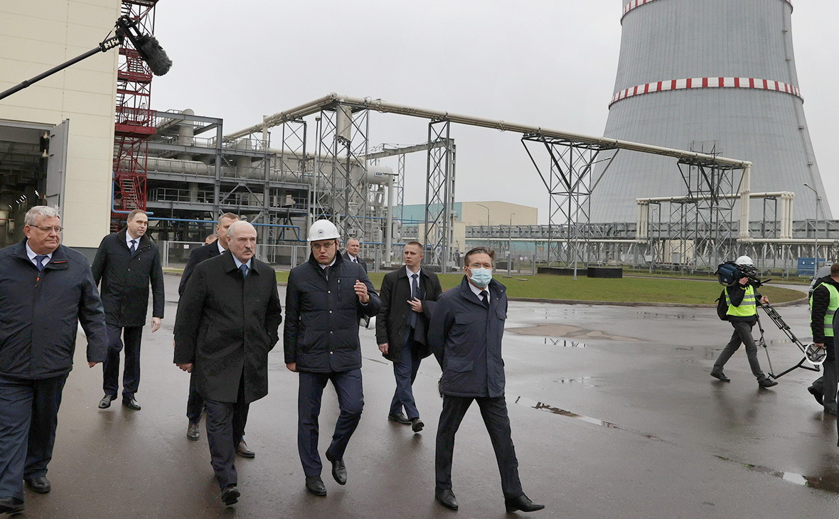 Александр Лукашенко (второй слева на первом плане), министр энергетики Белоруссии Виктор Каранкевич (третий слева на первом плане) и Алексей Лихачёв (справа на первом плане) во время открытия первого энергоблока Белорусской атомной электростанции