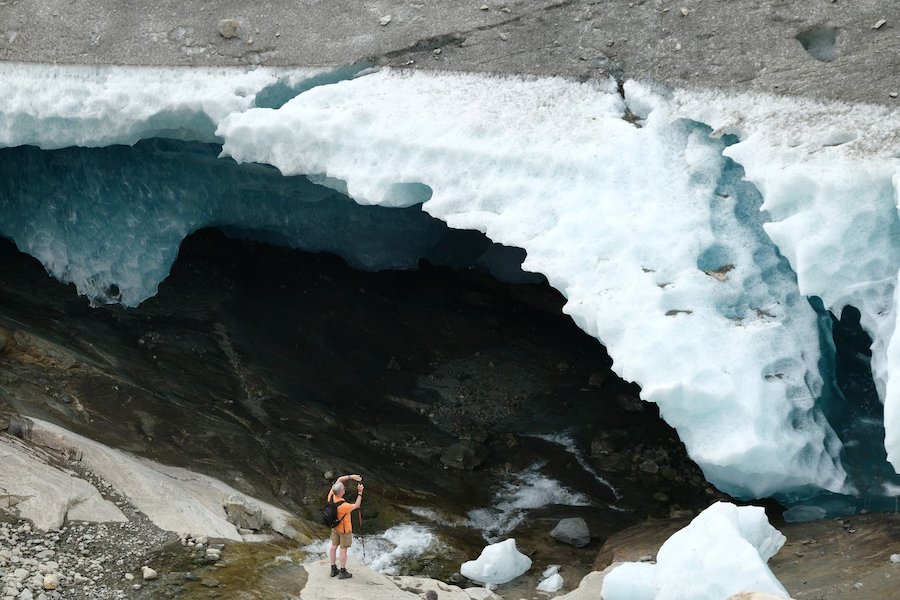 Разрыв из-за таяния льдов на краю ледника в Швейцарии