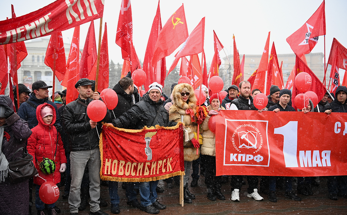 Участники первомайской демонстрации КПРФ во время митинга в Первомайском сквере в Новосибирске.