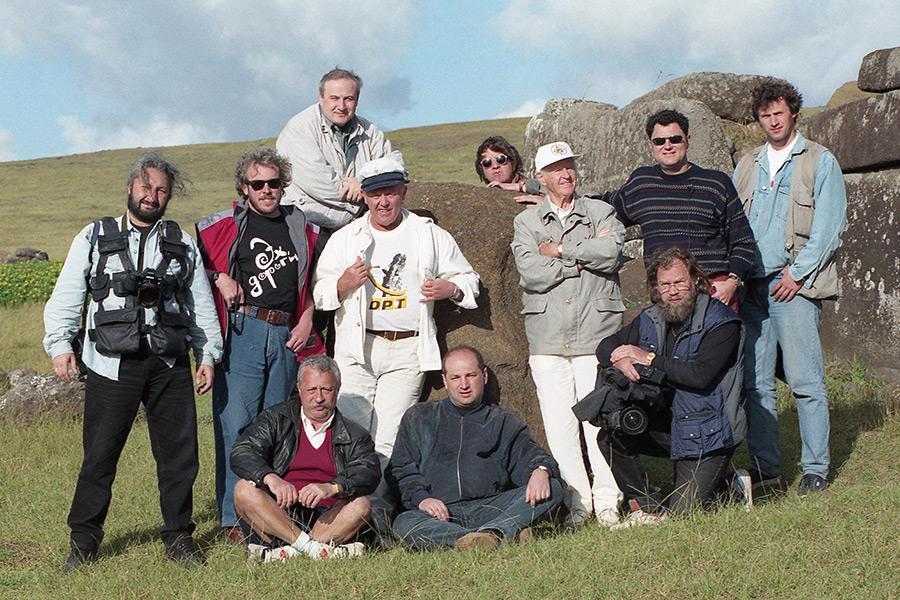 Андрей Макаревич (второй слева) с Туром Хейердалом и остальными участниками кругосветного путешествия&nbsp;на острове&nbsp;Пасхи, 1997 год