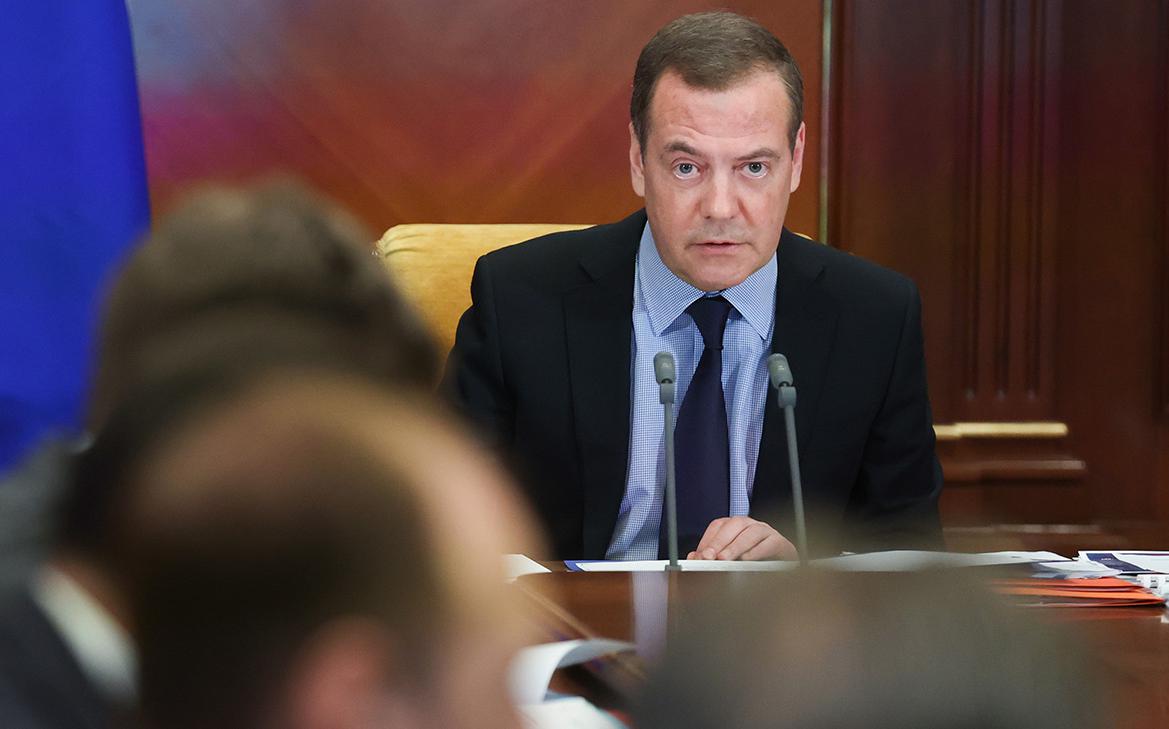 Медведев заявил о ядерном ответе на удар по пусковым установкам в России
