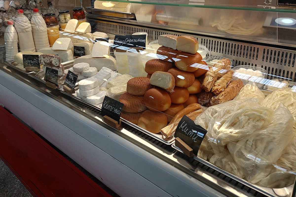 В молочных рядах стоит обратить внимание также на местные масло, молоко, творог, а особенно — на сыры