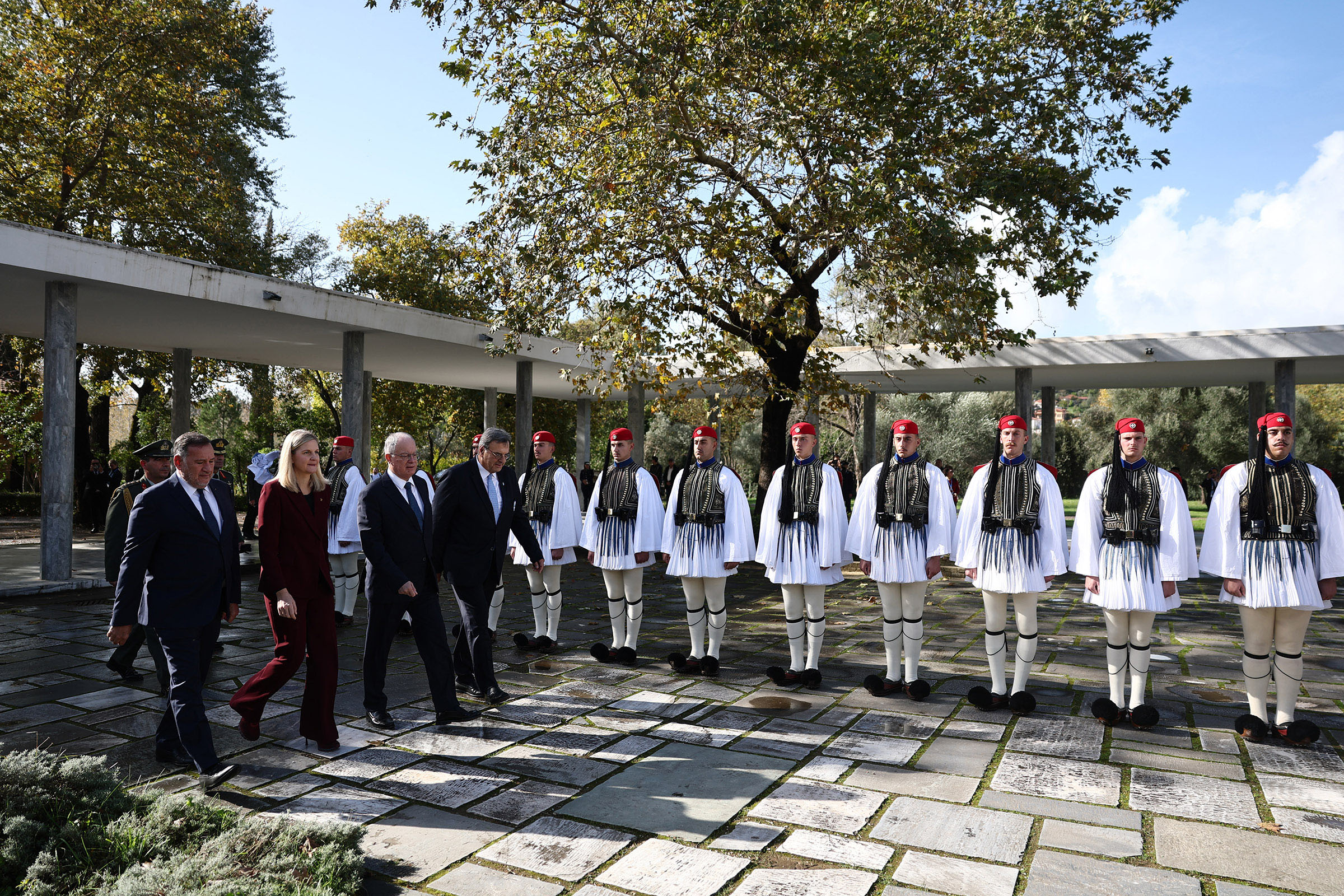 Президент Греции Константинос Тасулас с президентом Международного олимпийского комитета (МОК) Кирсти Ковентри, президентом Олимпийского комитета Греции Исидоросом Кувелосом и президентом Европейского олимпийского комитета Спиросом Капралосом перед началом официальной церемонии,