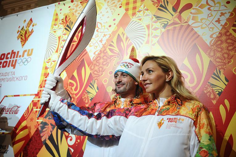 фигуристы Илья Авербух и Татьяна Навка на презентации факелов эстафеты олимпийского и паралимпийского огня &laquo;Сочи-2014&raquo;