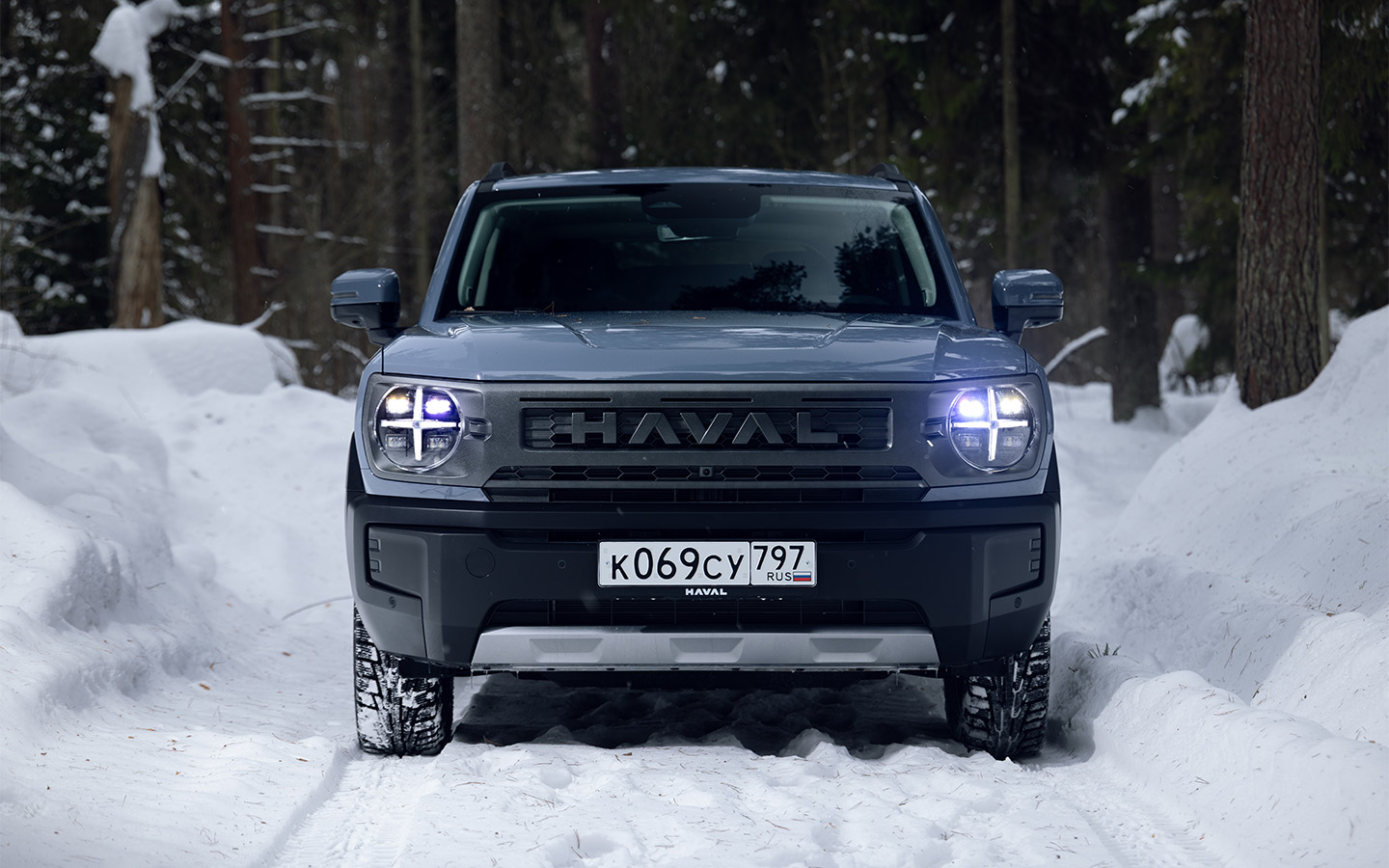 Отличить обновленный Haval H3 можно по передку, но не всегда: полноприводные комплектации получили черную матовую радиаторную решетку; у версий на переднем приводе она по-прежнему покрыта хромом