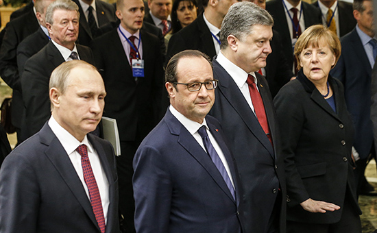 Президент России Владимир Путин, президент Франции Франсуа Олланд, президент Украины Петр Порошенко и&nbsp;канцлер Германии Ангела Меркель (слева направо) во&nbsp;время переговоров в&nbsp;&laquo;нормандском формате&raquo;, 11 февраля 2015 года
