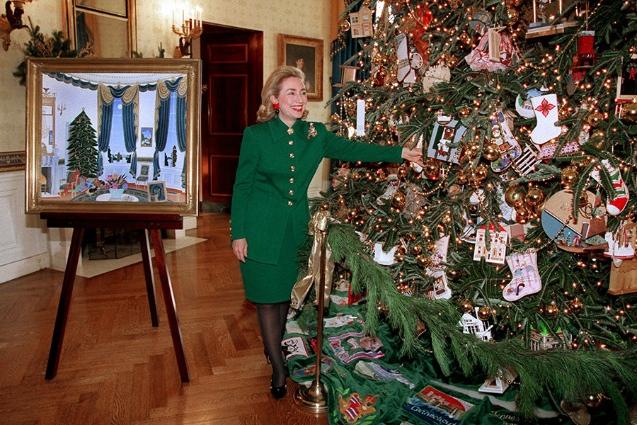 Хиллари Клинтон, супруга 42-го президента Билла Клинтона, 1995 год. Темой выбрали название детского стихотворения Клемента Мура &laquo;Однажды ночью перед Рождеством&raquo; (XIX век)