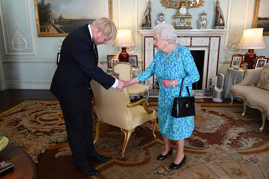 Борис Джонсон, срок полномочий: 2019&ndash;2022.

На фото Елизавета II приветствует Бориса Джонсона во время аудиенции в Букингемском дворце 24 июля 2019 года. 7 июля 2022 года Джонсон объявил о своем уходе в отставку