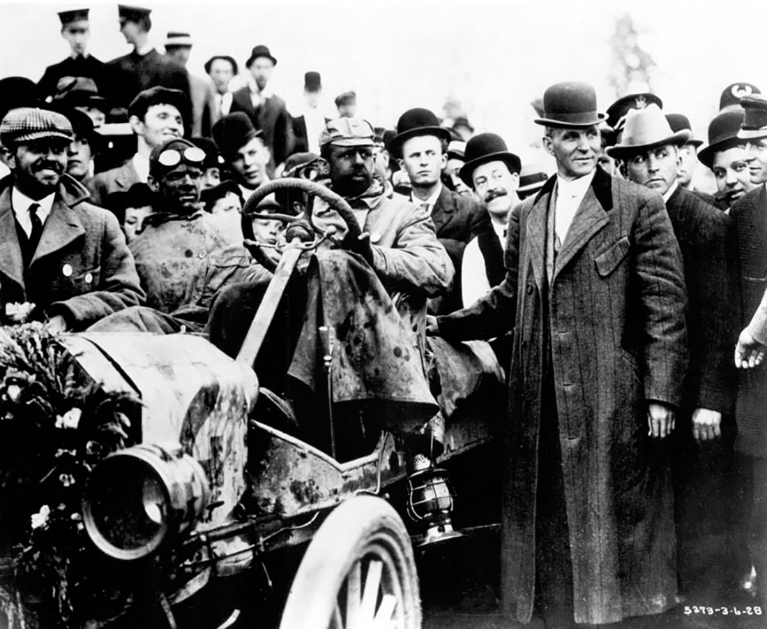 Генри Форд с трансконтинентальной гоночной командой Model T. Первая трансконтинентальная автомобильная гонка из Нью-Йорка в Сиэтл состоялась в 1909 году, и победу в ней одержала модель Т Генри Форда. Поездка заняла 22 дня и 55 минут при средней скорости 7,75 миль в час.