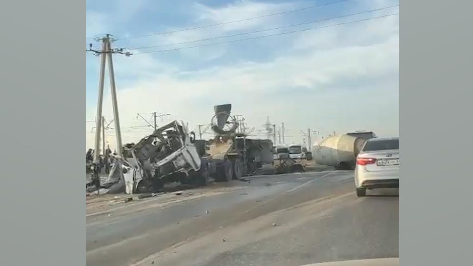 Автобус и бетономешалка столкнулись в Астраханской области, трое погибли