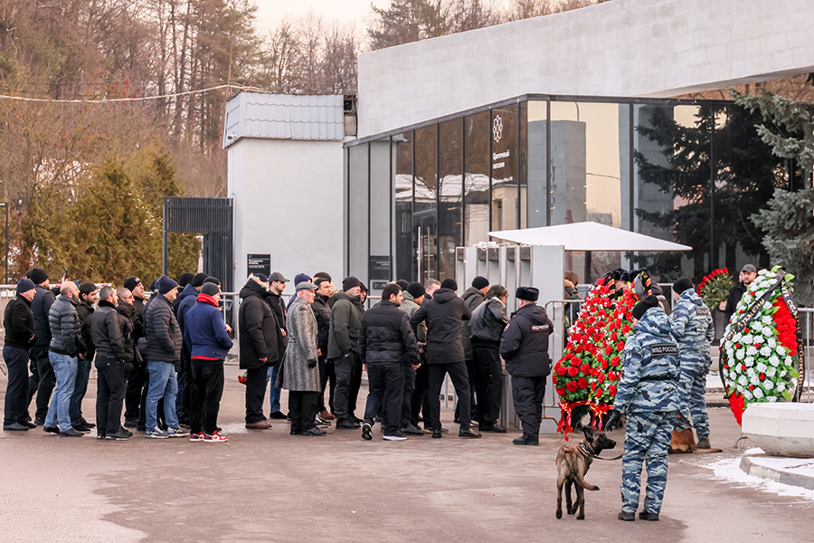 Люди на пункте досмотра около зала прощания на Троекуровском кладбище, где будет проходить церемония прощания с Арменом Саркисяном, 6 февраля 2025 года