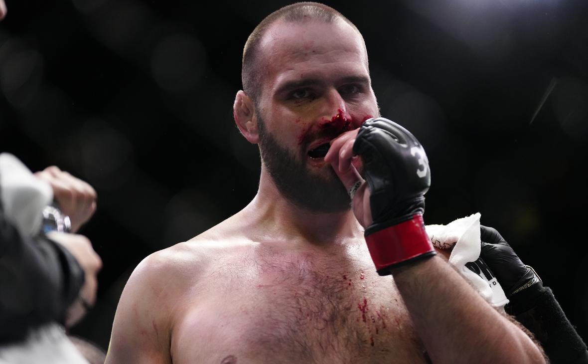 Одного из лучших тяжеловесов UFC отчислили из промоушена после семь побед