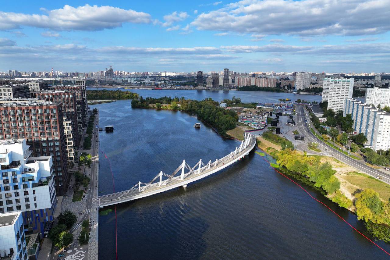 Мост через Нагатинский затон длиной 219 м предназначен для пешеходов. На нем также есть просторная велодорожка шириной 2 м